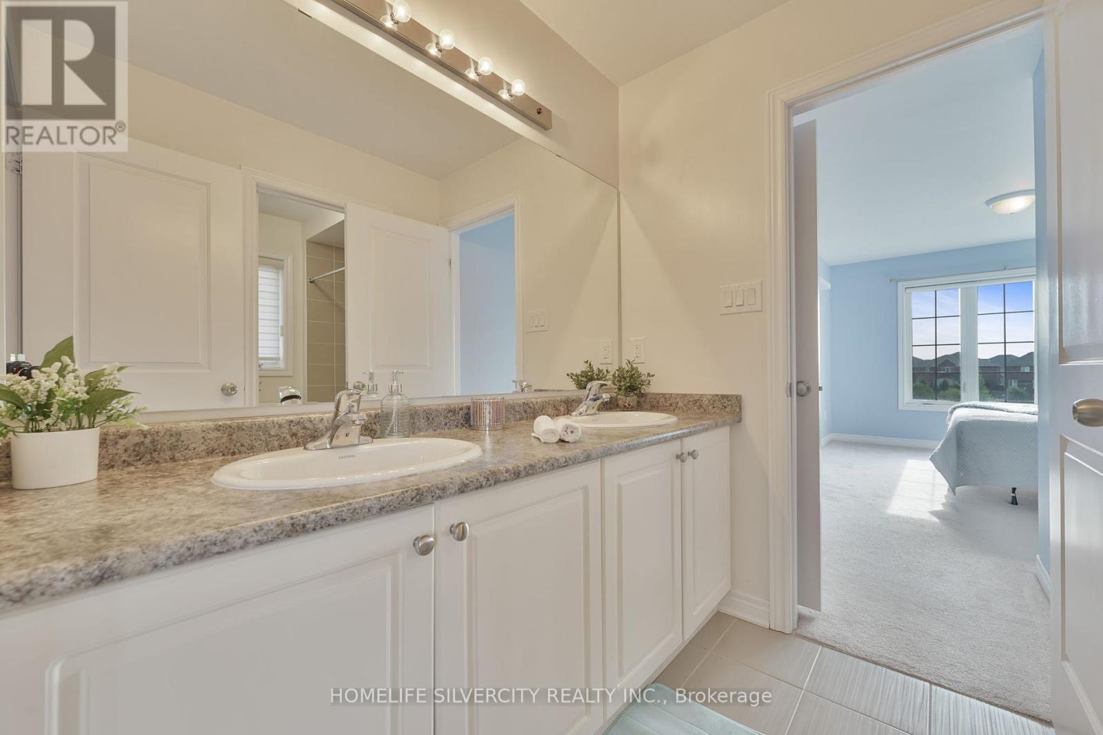 Photo 14 of 18 Tysonville Circle, Brampton ON