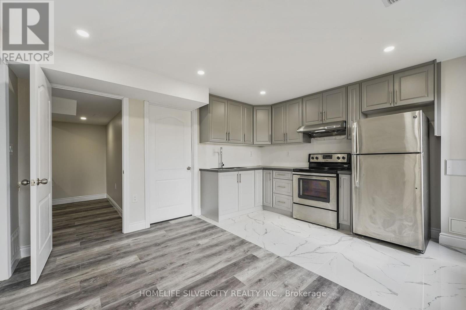 Photo 5 of 18 Tysonville Circle, Brampton ON