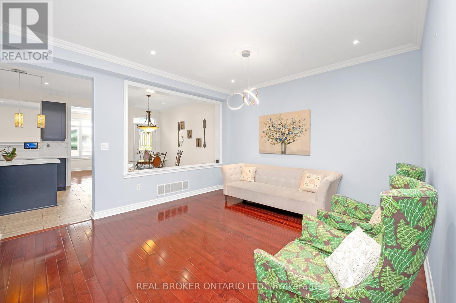Photo 6 of 7 2295 Rochester Circle, Oakville ON