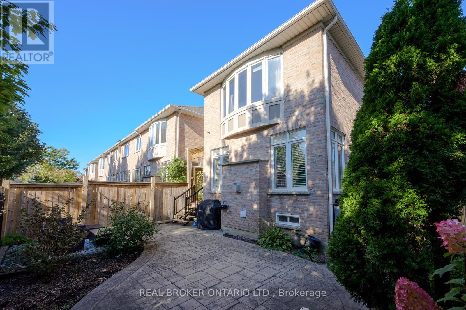 Photo 2 of 7 2295 Rochester Circle, Oakville ON