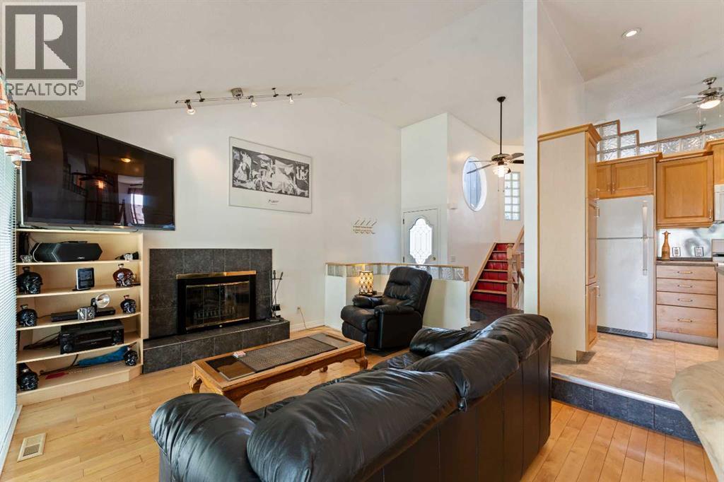 Single Family House 4 Level for Sale in  Templegreen Place NE Temple Calgary 