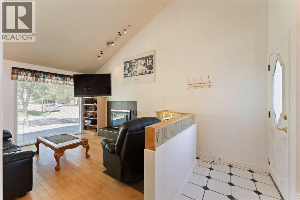 Single Family House 4 Level for Sale in  Templegreen Place NE Temple Calgary 
