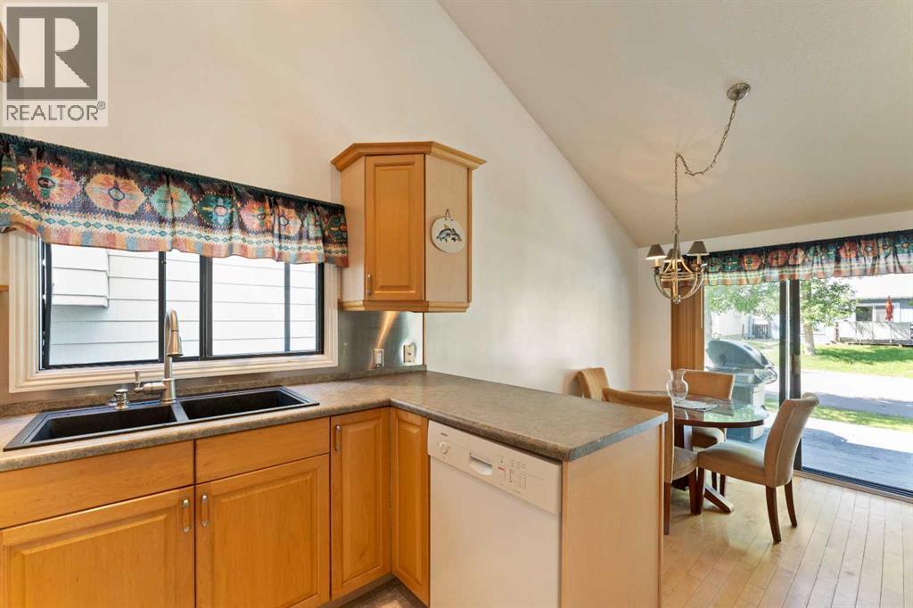 Single Family House 4 Level for Sale in  Templegreen Place NE Temple Calgary 