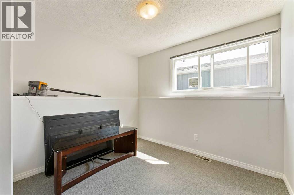 Single Family House 4 Level for Sale in  Templegreen Place NE Temple Calgary 