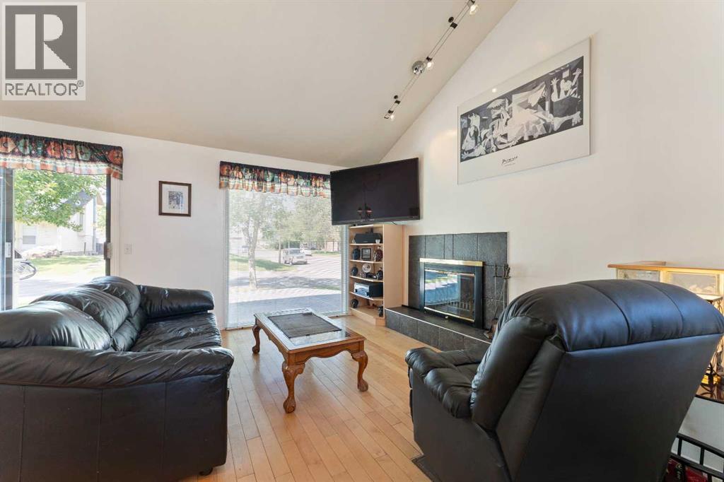 Single Family House 4 Level for Sale in  Templegreen Place NE Temple Calgary 