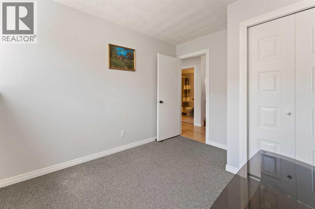 Single Family House 4 Level for Sale in  Templegreen Place NE Temple Calgary 