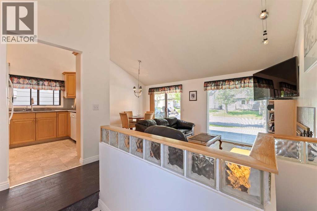 Single Family House 4 Level for Sale in  Templegreen Place NE Temple Calgary 