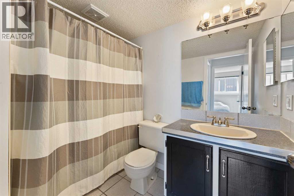 Single Family House 4 Level for Sale in  Templegreen Place NE Temple Calgary 