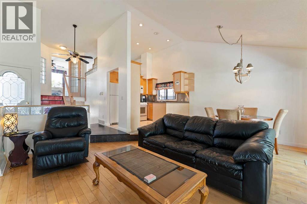 Single Family House 4 Level for Sale in  Templegreen Place NE Temple Calgary 