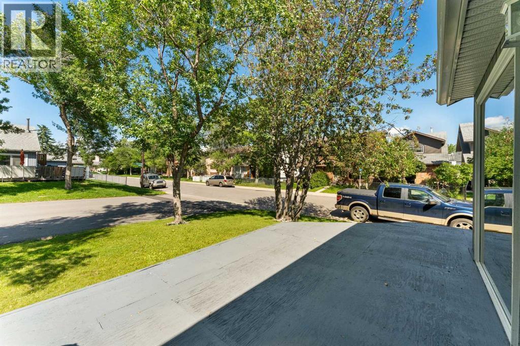 Single Family House 4 Level for Sale in  Templegreen Place NE Temple Calgary 