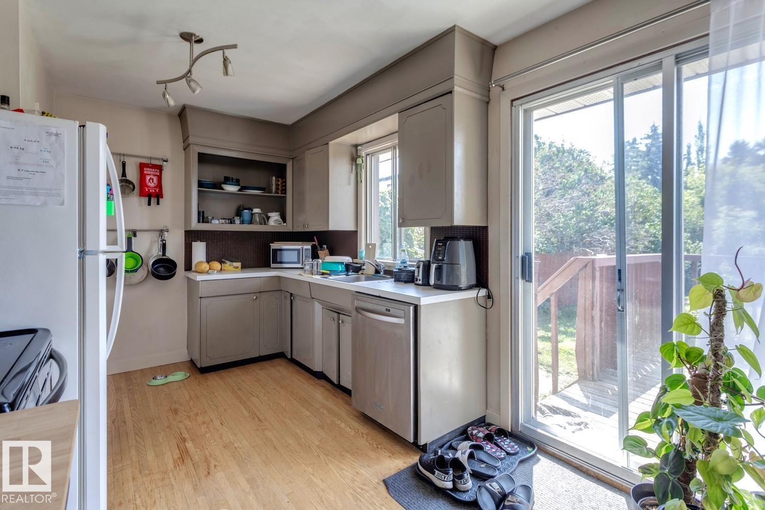 Photo 5 of 10915 60 Av Nw, Edmonton AB