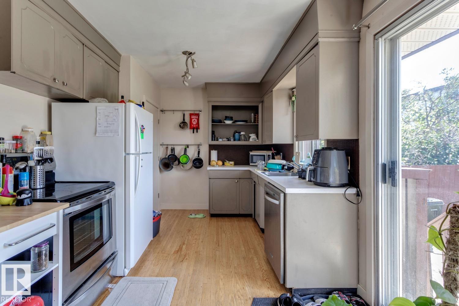 Photo 6 of 10915 60 Av Nw, Edmonton AB