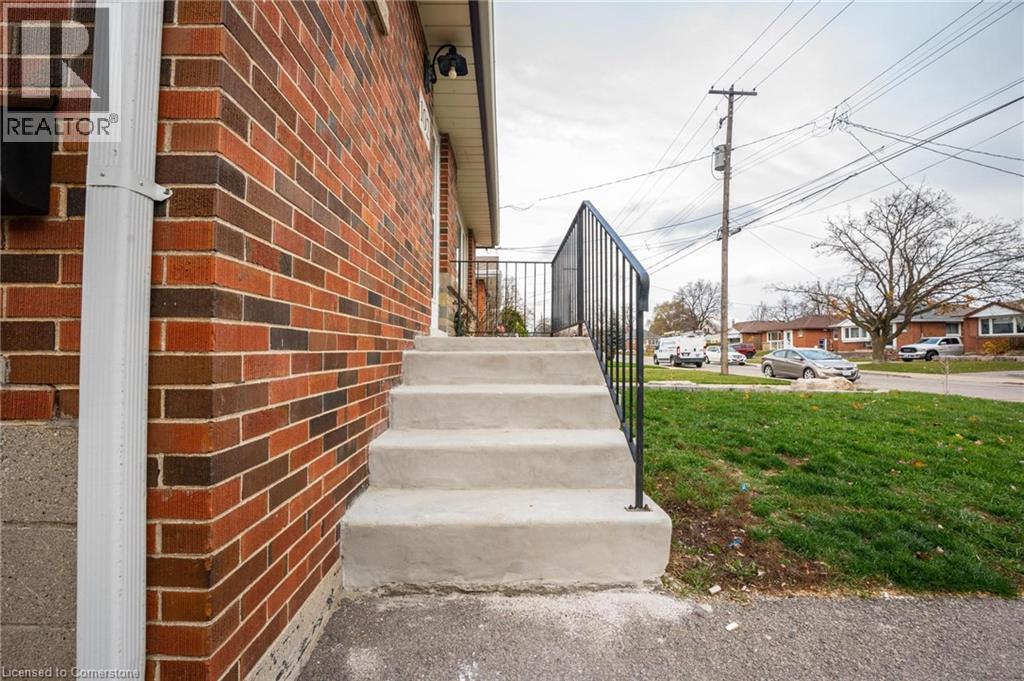 Photo 2 of 102 East 41st Street Unit 1, Hamilton ON