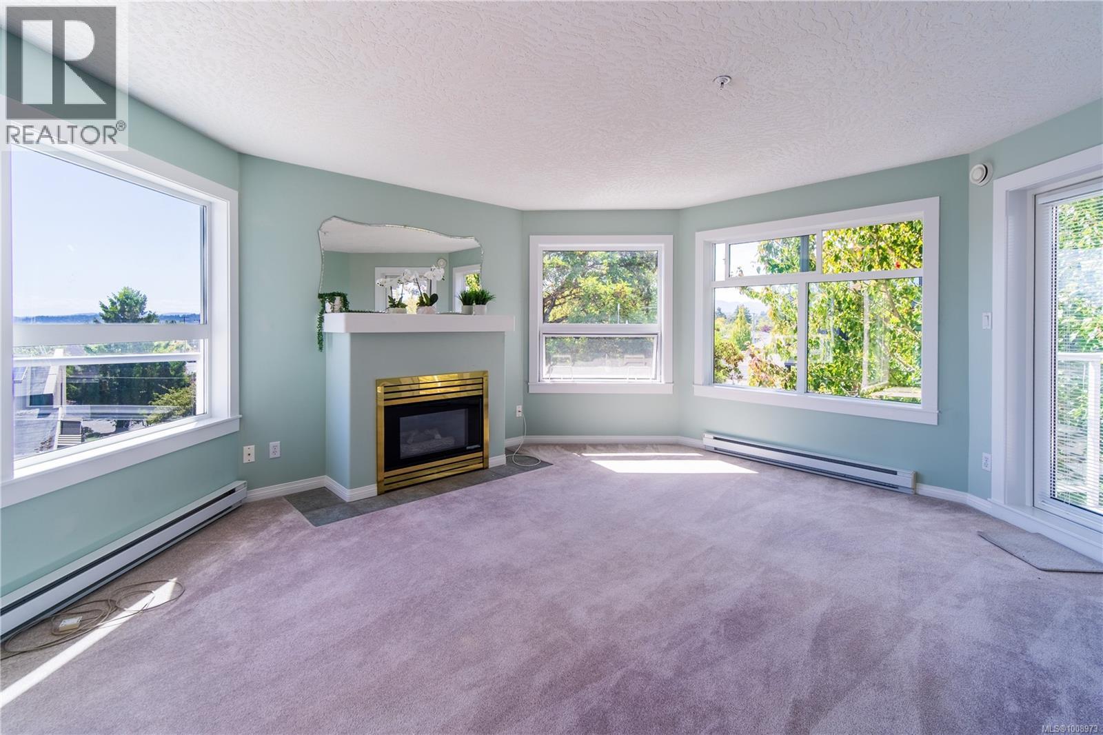 303 2440 Oakville Avenue, Sidney