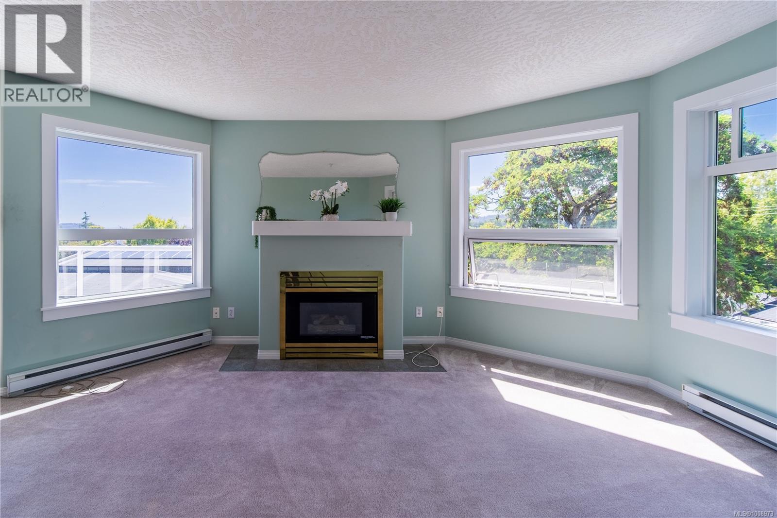 303 2440 Oakville Avenue, Sidney