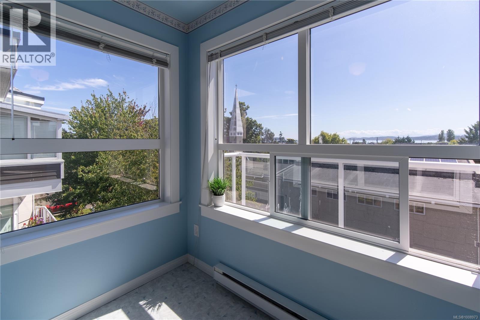 303 2440 Oakville Avenue, Sidney