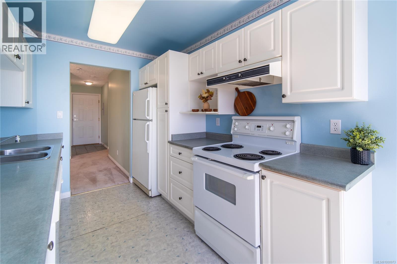 303 2440 Oakville Avenue, Sidney