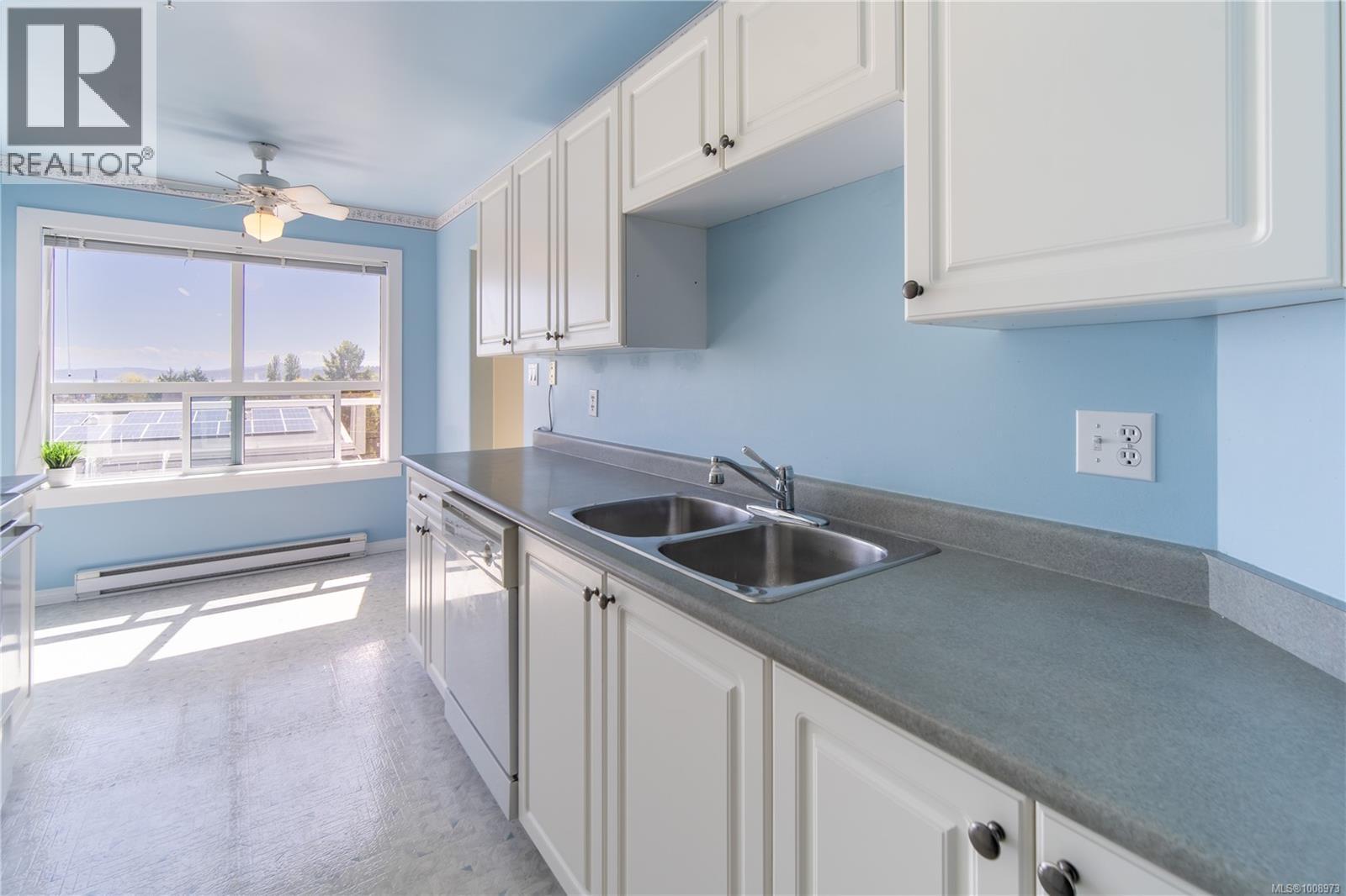 303 2440 Oakville Avenue, Sidney