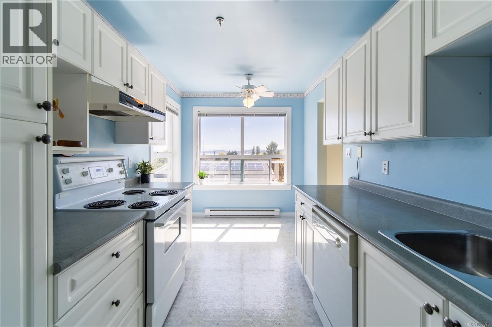 303 2440 Oakville Avenue, Sidney