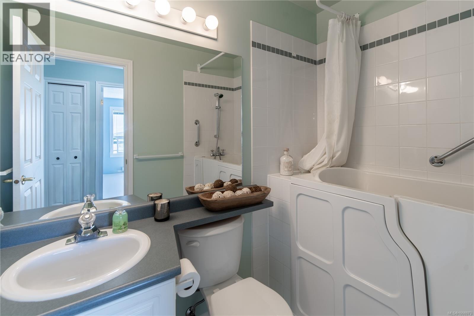 303 2440 Oakville Avenue, Sidney