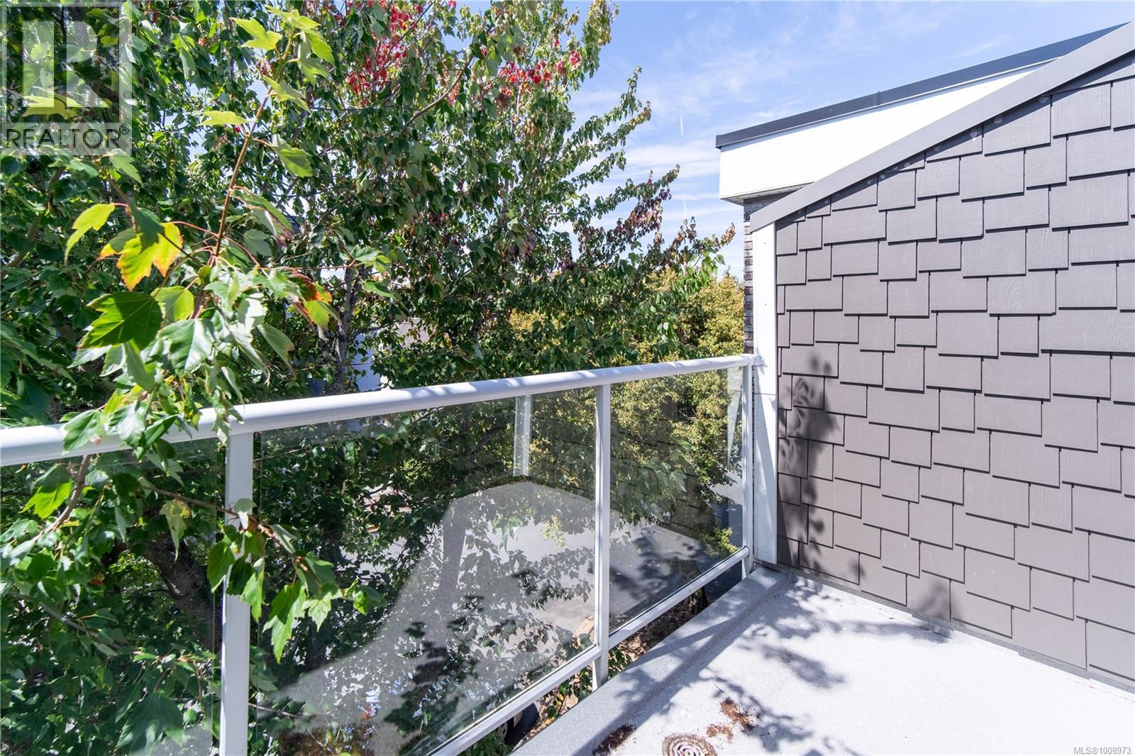303 2440 Oakville Avenue, Sidney
