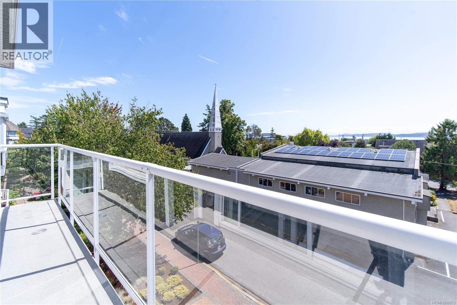 303 2440 Oakville Avenue, Sidney