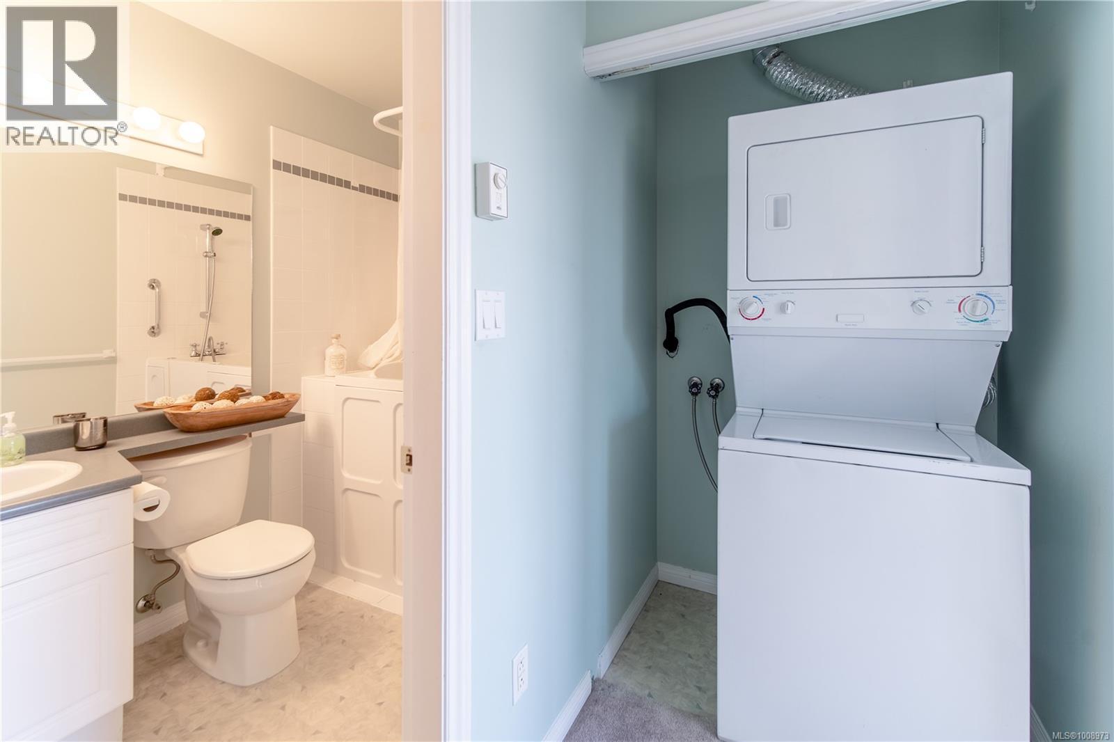 303 2440 Oakville Avenue, Sidney