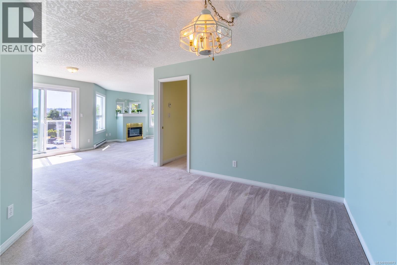 303 2440 Oakville Avenue, Sidney