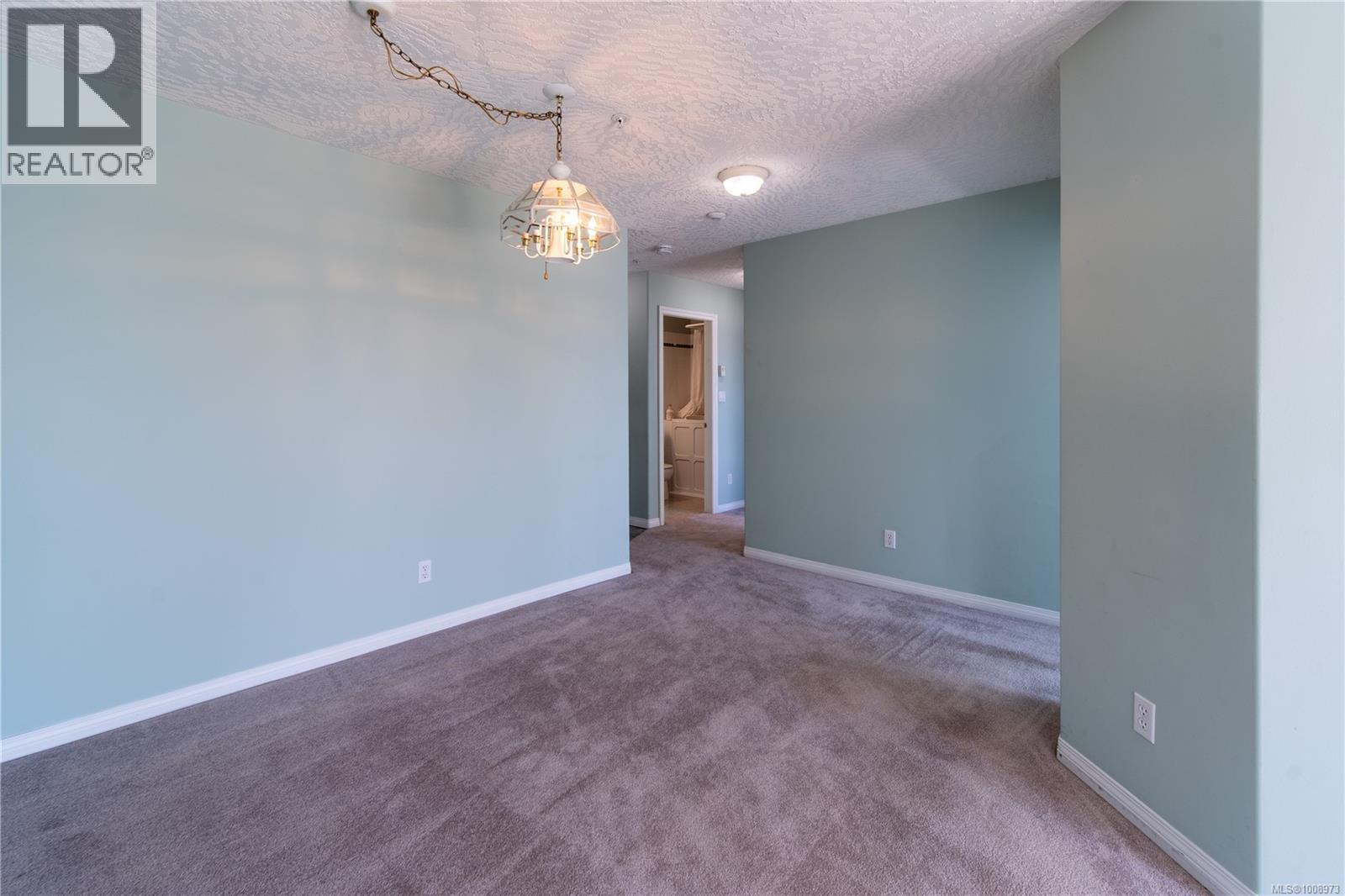 303 2440 Oakville Avenue, Sidney