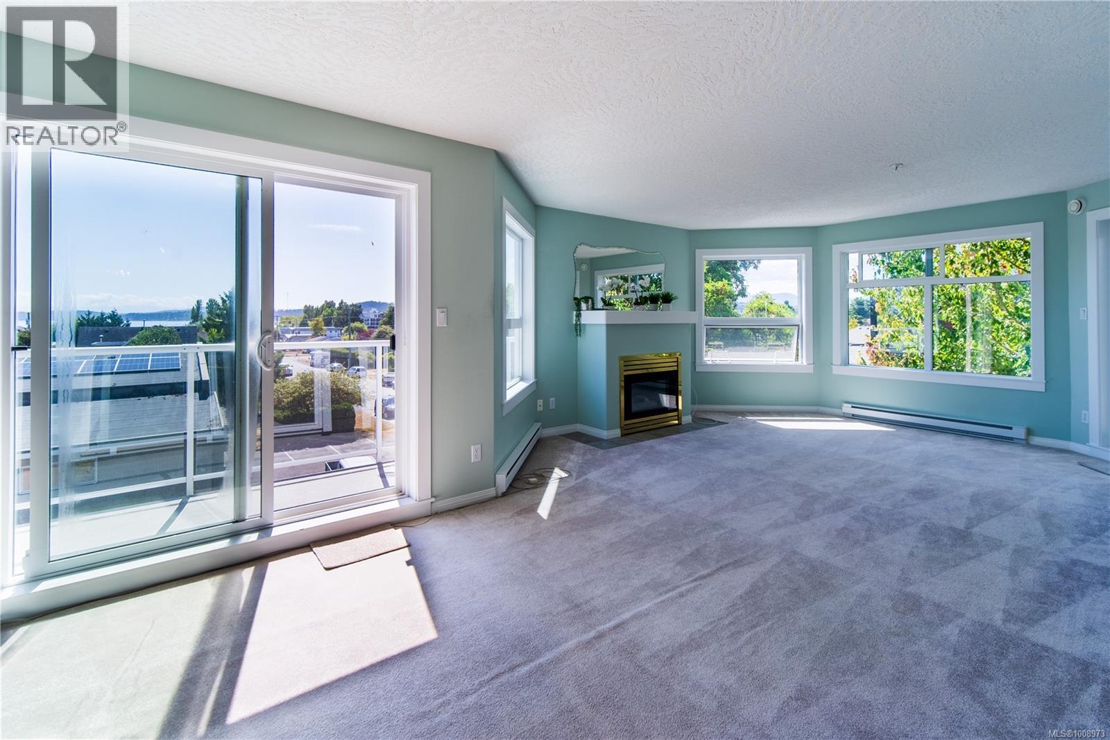303 2440 Oakville Avenue, Sidney
