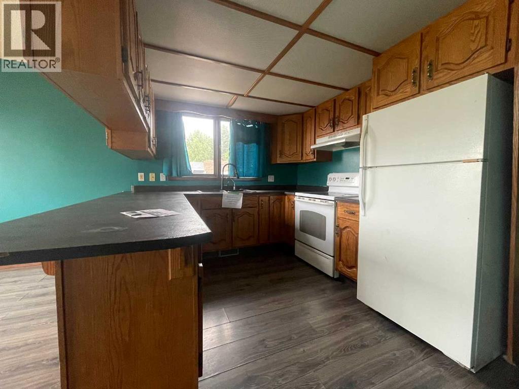 Photo 4 of 5134 56 A Avenue, Elk Point AB