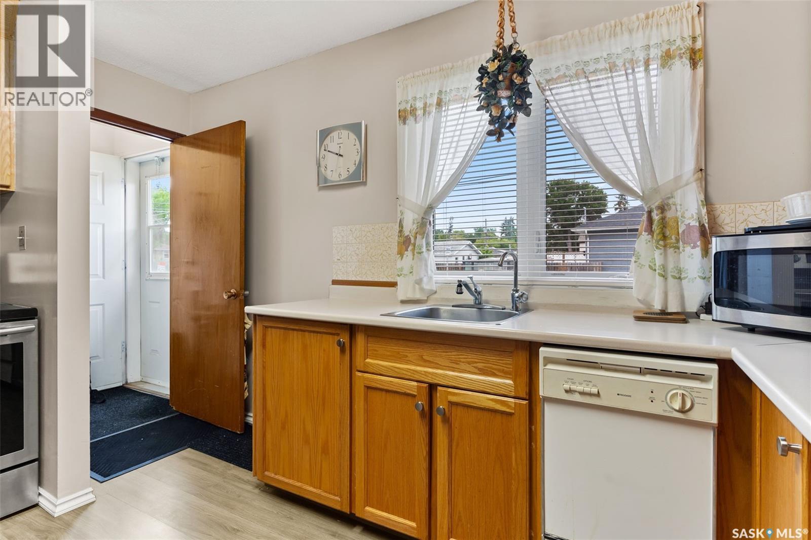 Photo 10 of 1002 Lindsay Street, Regina SK