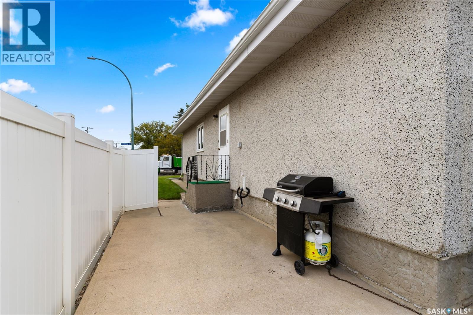 Photo 31 of 1002 Lindsay Street, Regina SK