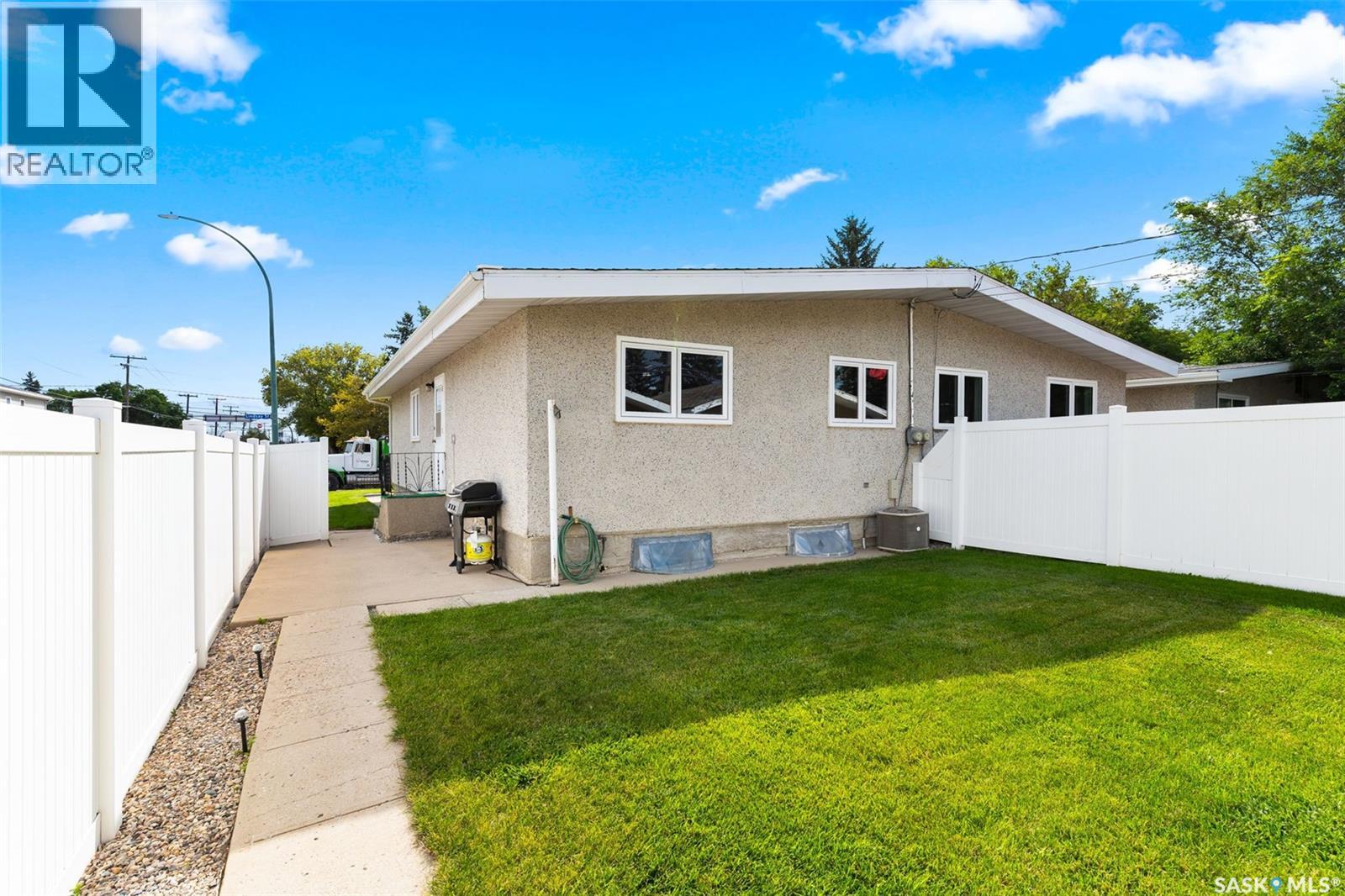 Photo 8 of 1002 Lindsay Street, Regina SK