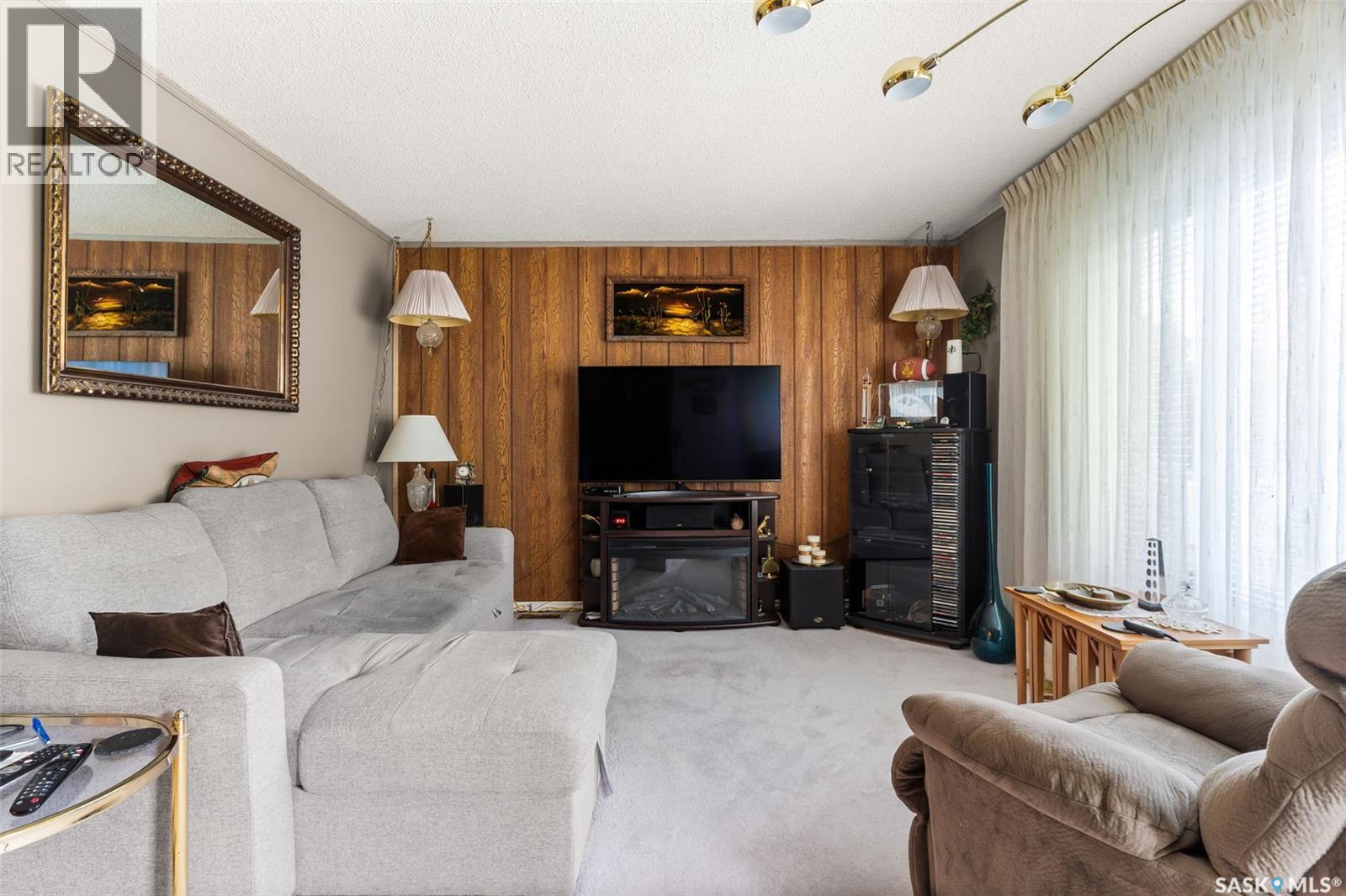 Photo 3 of 1002 Lindsay Street, Regina SK