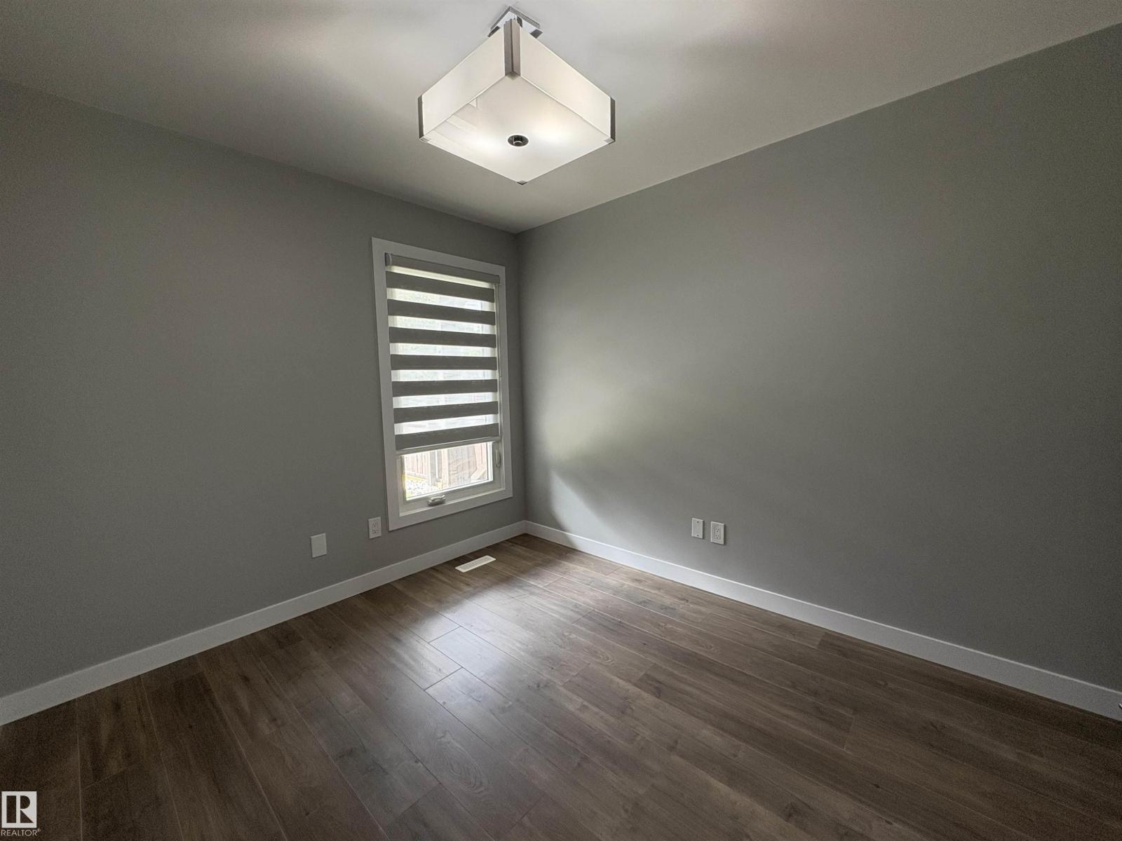 Photo 5 of 204 Surrey Gardens Gd Nw, Edmonton AB