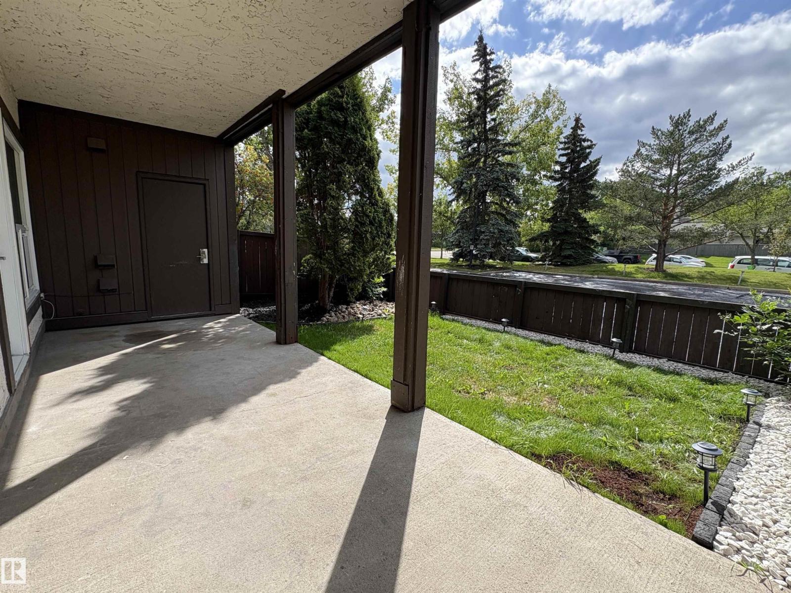 Photo 3 of 204 Surrey Gardens Gd Nw, Edmonton AB