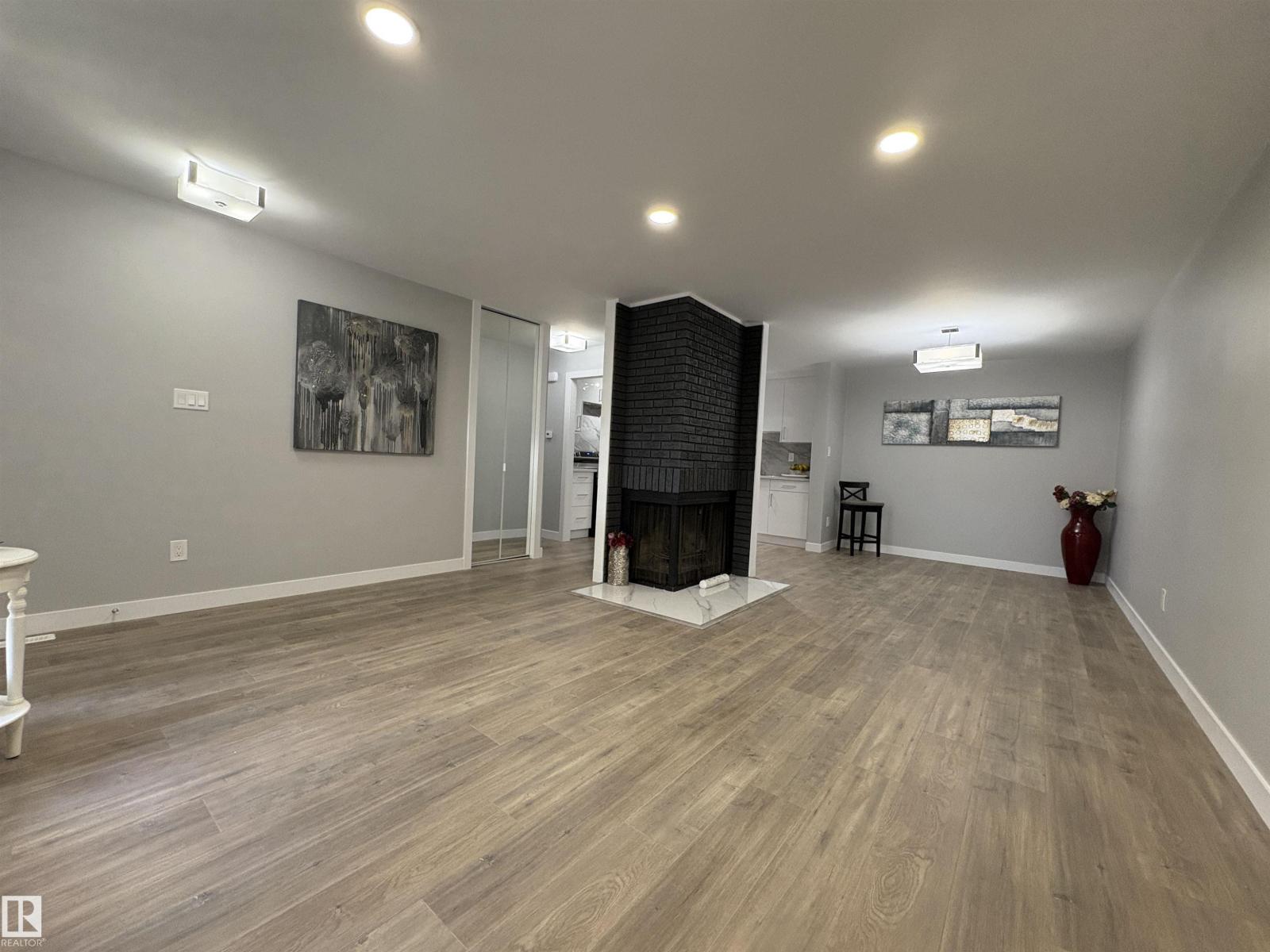 Photo 1 of 204 Surrey Gardens Gd Nw, Edmonton AB