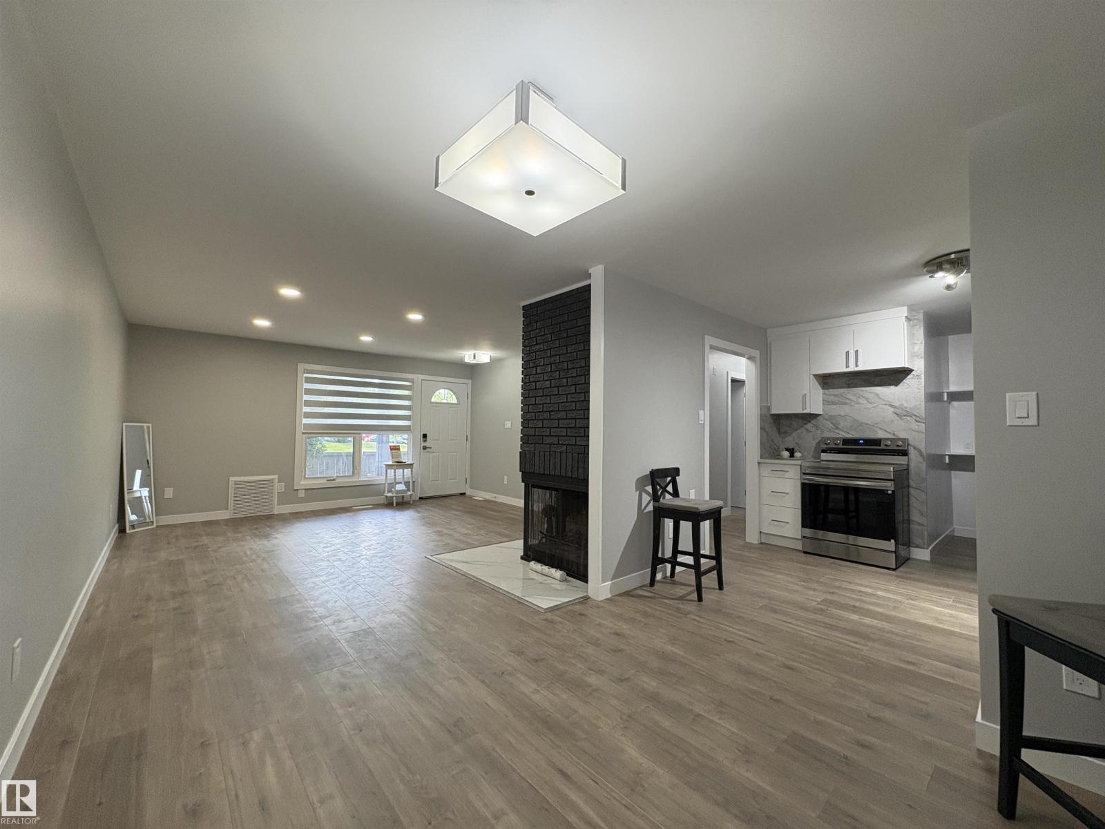 Photo 4 of 204 Surrey Gardens Gd Nw, Edmonton AB