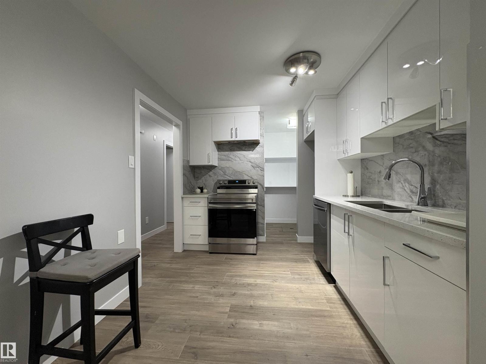 Photo 6 of 204 Surrey Gardens Gd Nw, Edmonton AB