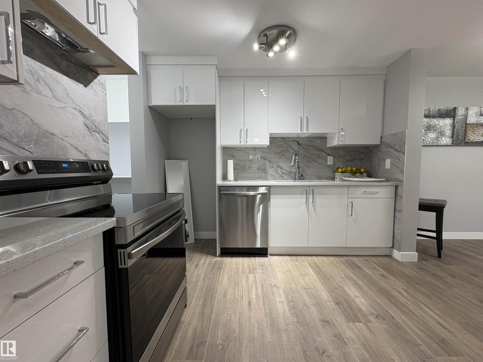 Photo 16 of 204 Surrey Gardens Gd Nw, Edmonton AB