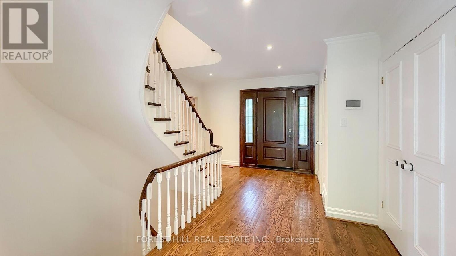 Photo 3 of 19 Chieftain Crescent, Toronto ON