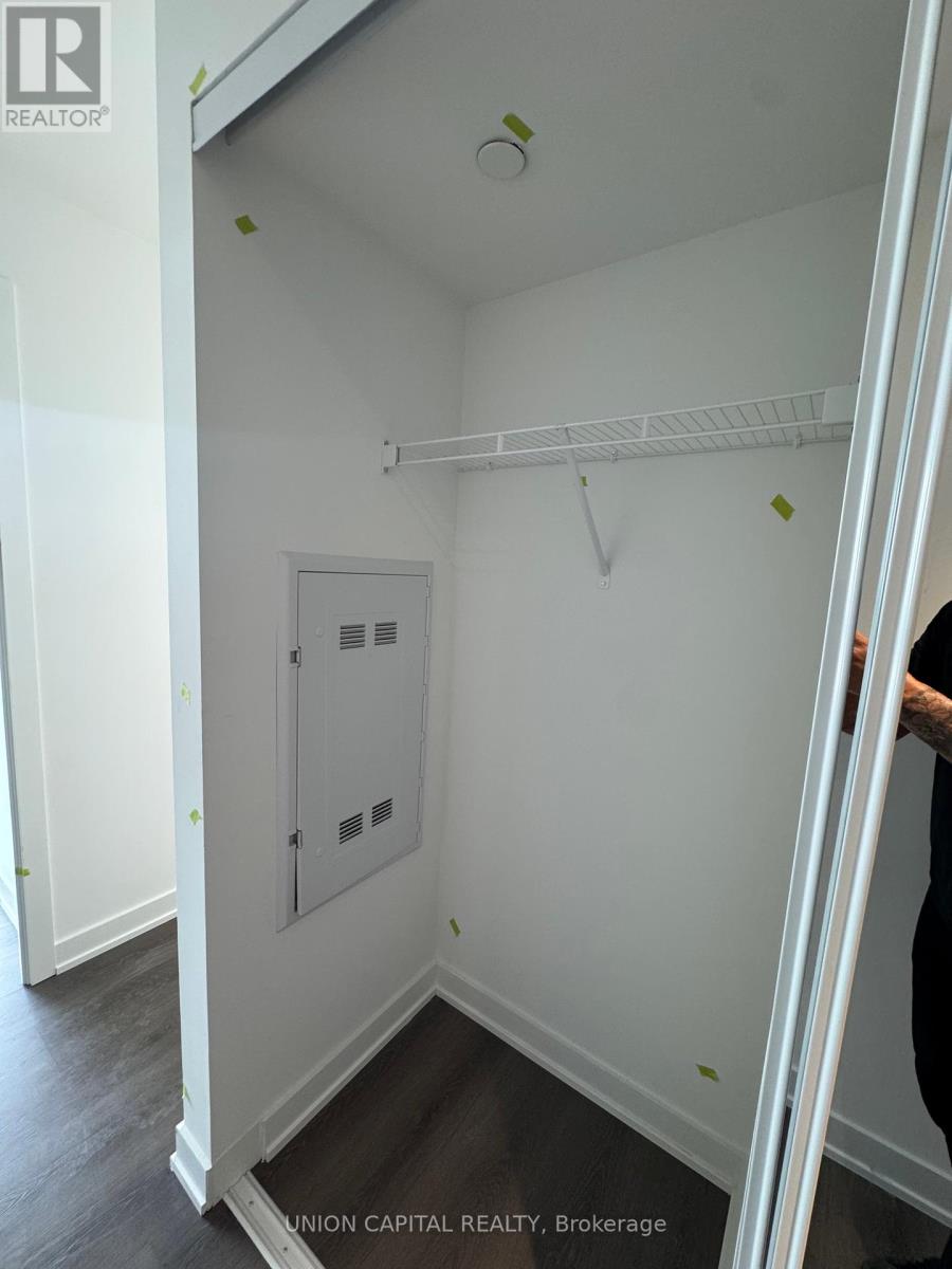 Photo 2 of Lph 02 8 Wellesley St W Street, Toronto ON
