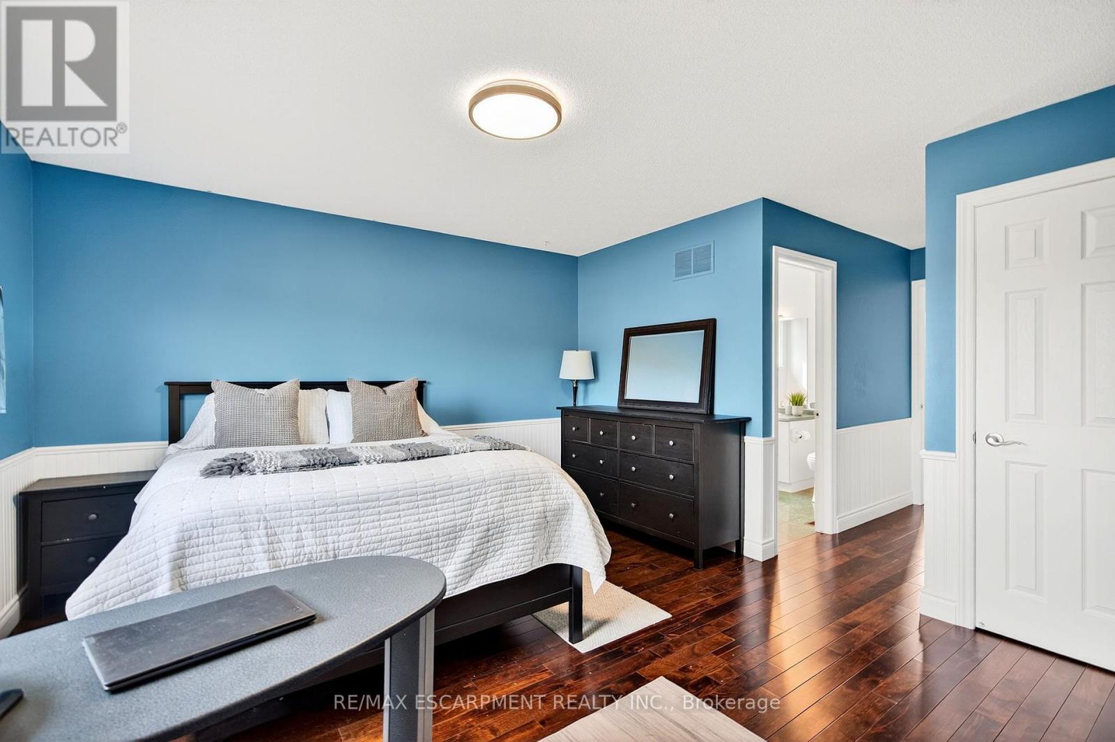 Photo 15 of 2 Newell Court, Hamilton ON