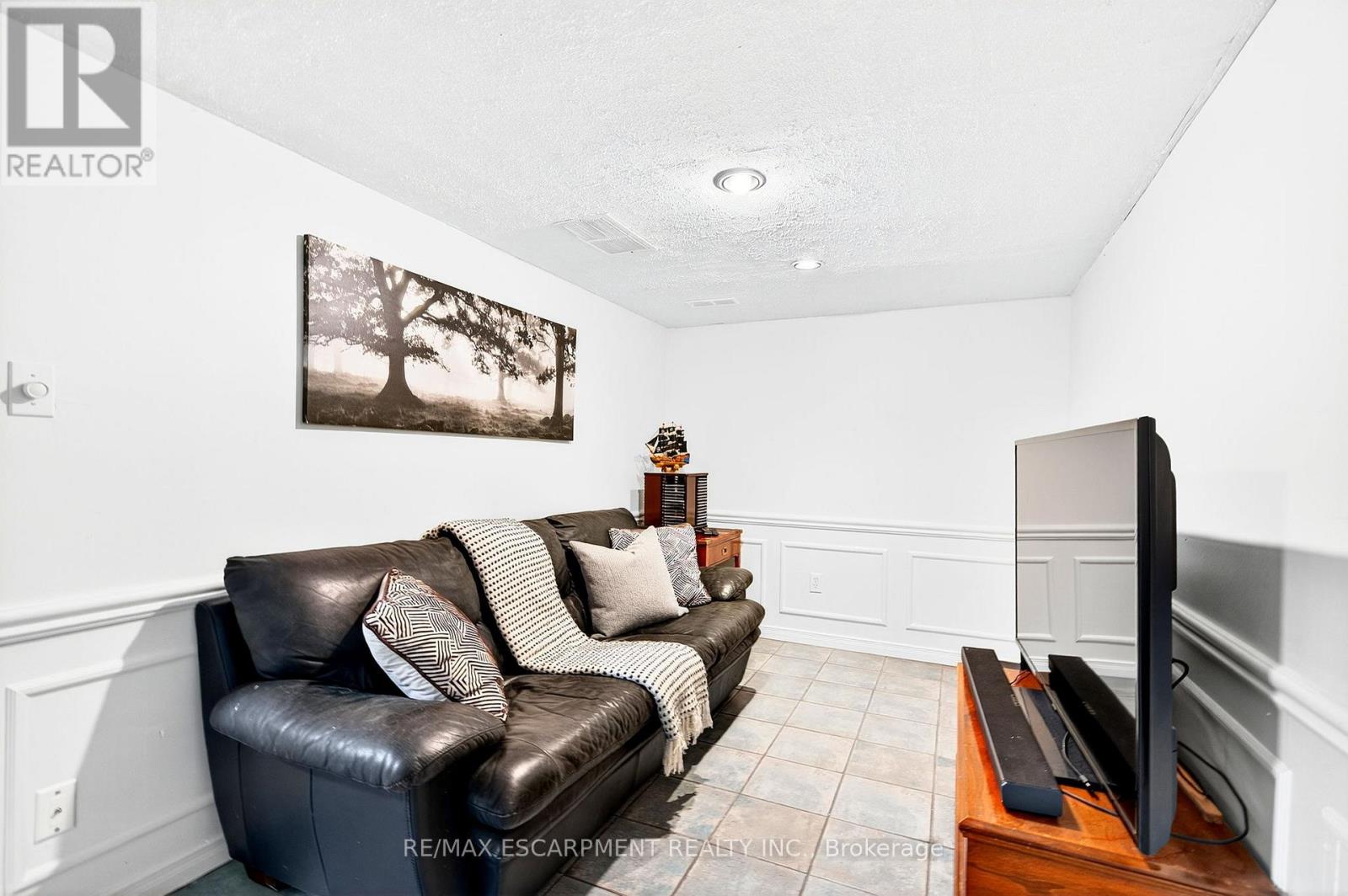 Photo 4 of 2 Newell Court, Hamilton ON