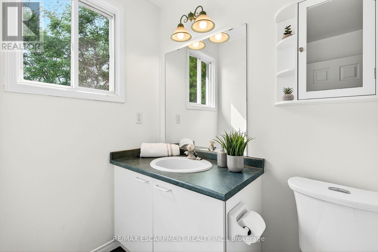 Photo 21 of 2 Newell Court, Hamilton ON
