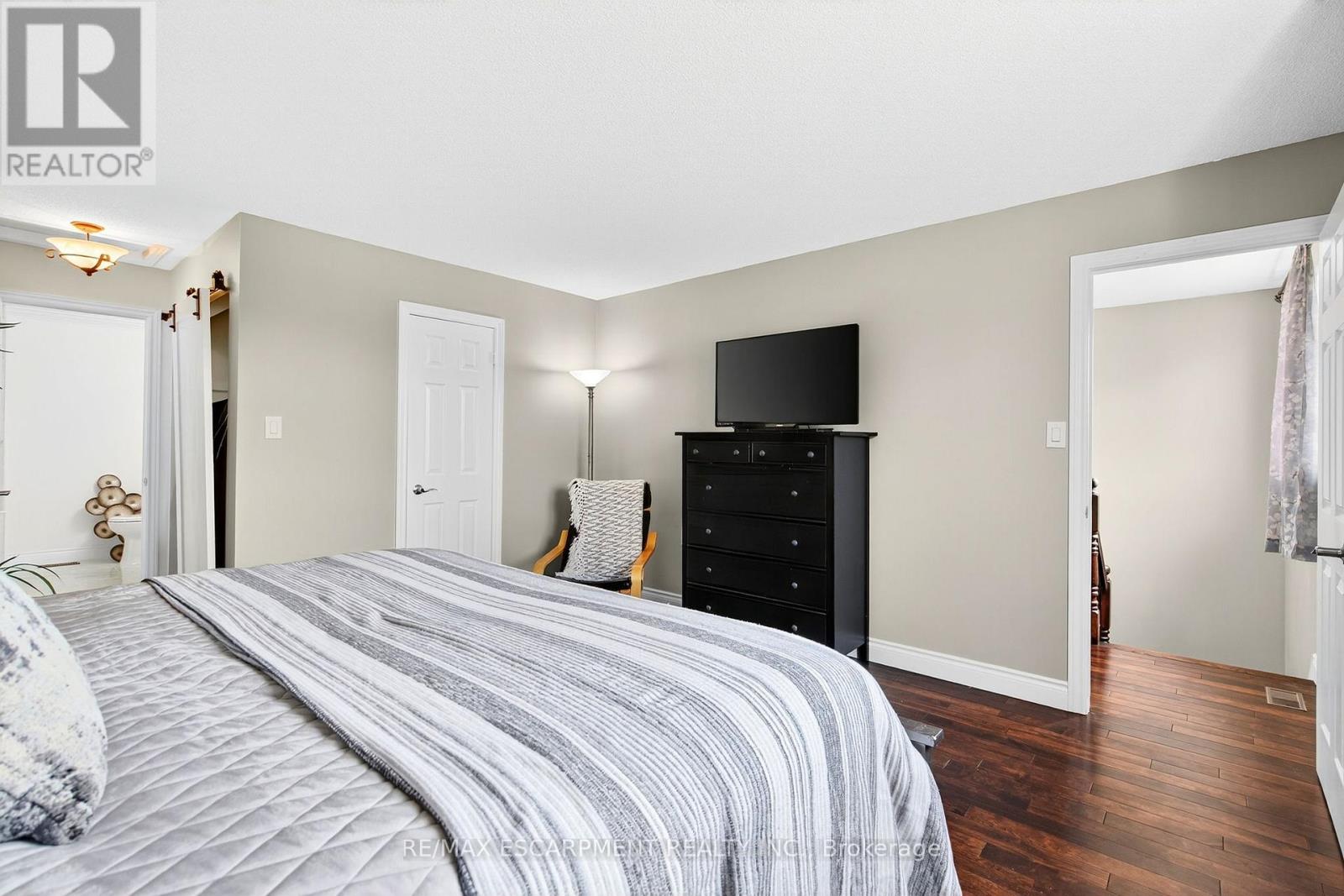 Photo 18 of 2 Newell Court, Hamilton ON