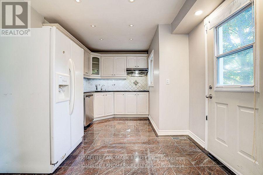 Photo 16 of 15 Saintsbury Square, Toronto ON