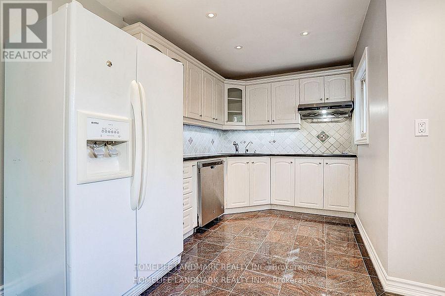 Photo 17 of 15 Saintsbury Square, Toronto ON