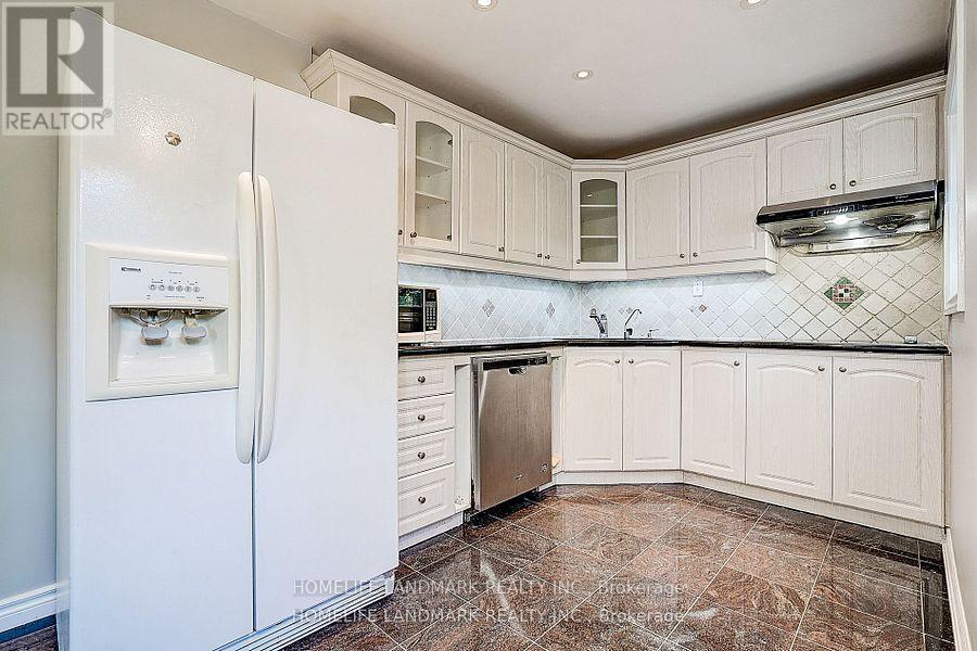 Photo 18 of 15 Saintsbury Square, Toronto ON